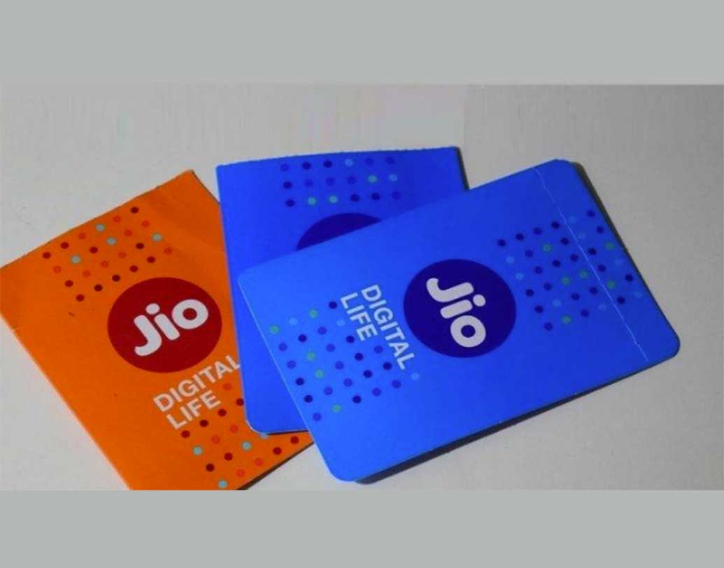 জিও ফোন ২-এর সঙ্গেও রয়েছে একগাদা অফার। ২,৯৯০ টাকা দামের জিও ফোন-২ কিনলে ২০০ টাকা ফেরত পাবেন। তবে এখানেও একটা শর্ত রয়েছে। গোটা টাকাটাই আপনাকে দিতে হবে পেটিএমের মাধ্যমে।