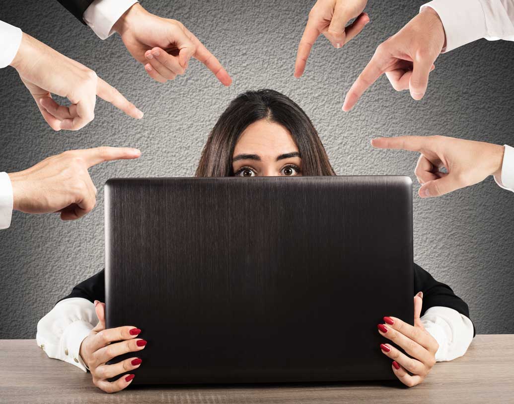 গবেষকদের দাবি, বেশি ক্ষণ সোশ্যাল মিডিয়ায় থাকলে বাইরের দুনিয়ার সঙ্গে দূরত্ব বাড়ে তাদের। আরও বেশি সংবেদনশীল হয়ে পড়ে তারা। সোশ্যাল মিডিয়ায় ওই সব ছেলেমেয়েরাই বেশি হেনস্থার শিকার হয়।