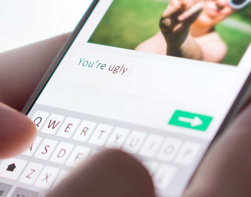 হঠাৎ ব্যক্তিগত জীবনের খুঁটিনাটি প্রকাশ হয়ে গেলে, নানা রকম গুজব ছড়িয়ে পড়লে অথবা কেউ কোনও রকম তির্যক মন্তব্য করলে ভীষণ আঘাত পায় তারা। মানসিক অবসাদে ভুগতে শুরু করে।