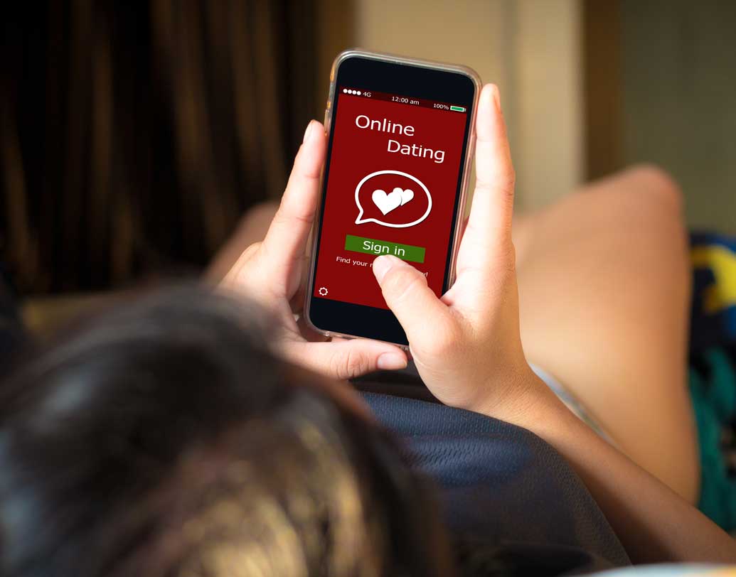 বিভিন্ন সোশ্যাল মিডিয়া সাইটগুলির কাছে তাঁদের আবেদন, অল্পবয়সী ছেলেমেয়েদের কাছ থেকে ব্যক্তিগত তথ্য না চাওয়াই উচিত। রাশ টানা উচিত অনলাইন ডেটিং পরিষেবাতেও।