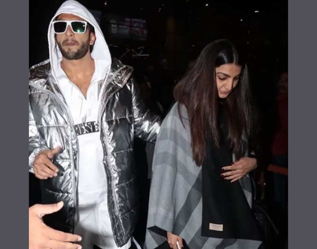 রণবীর আমেরিকায় পড়াশোনা করার সময় নিয়ম করে ভাইকে রাখী পাঠাতেন ঋত্বিকা। সঙ্গে পাঠাতেন কয়েক ডলার। রাখীতে ভাইকে মিষ্টি কিনে দিতে হবে যে।