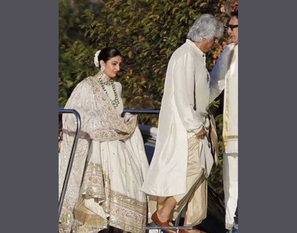 মুম্বইয়ের এক বেসরকারি স্কুল থেকে পড়াশোনা করেছেন ঋত্বিকা। স্নাতক ডিগ্রি রয়েছে তাঁর।