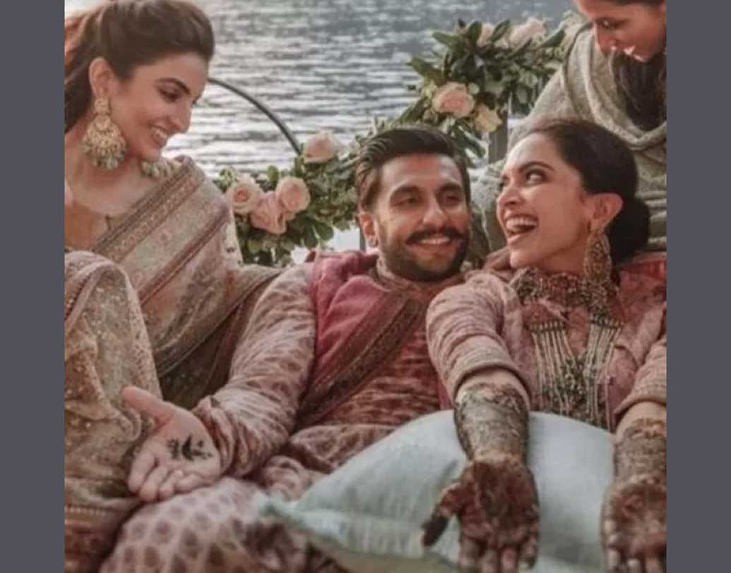 অনিল কপূর,  সোনম কপূররাও তাঁদের আত্মীয়। 