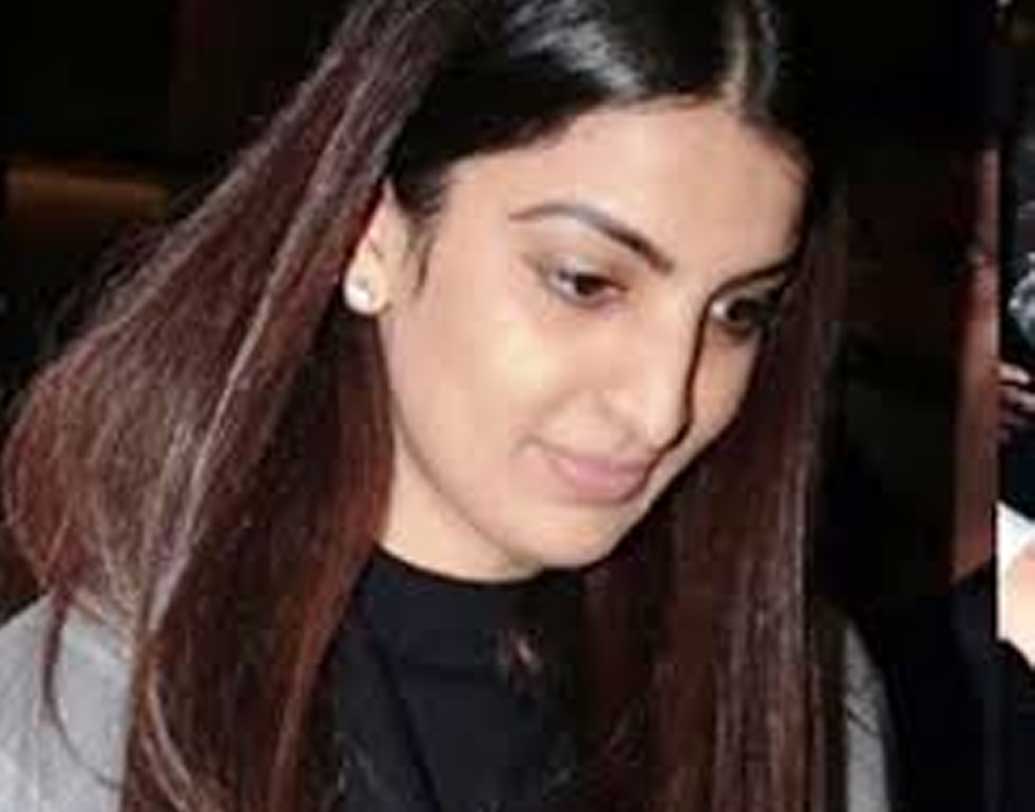 বলিউডের অফারও পেয়েছিলেন এই ডাকসাইটে সুন্দরী। তবে রুপোলি পর্দায় এখনও দেখা যায়নি তাঁকে। এখনও বিয়েও করেননি ঋতিকা।