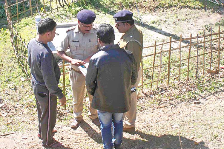 তদন্তে: ঘটনাস্থলে পুলিশ। বৃহস্পতিবার। ছবি: দীপঙ্কর ঘটক