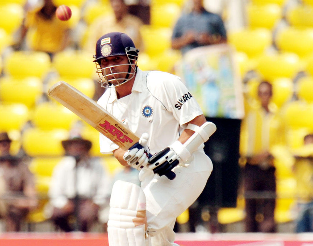 অস্ট্রেলিয়ার মুখোমুখি হয়ে ভারতের হয়ে সবচেয়ে বেশি ব্যক্তিগত রানের পাহাড় কে গড়েছেন জানেন কি? এই কীর্তি রয়েছে সচিন তেন্ডুলকরের ঝুলিতে। ৭৪টি ইনিংস খেলে সচিনের রান ৩৬৩০।