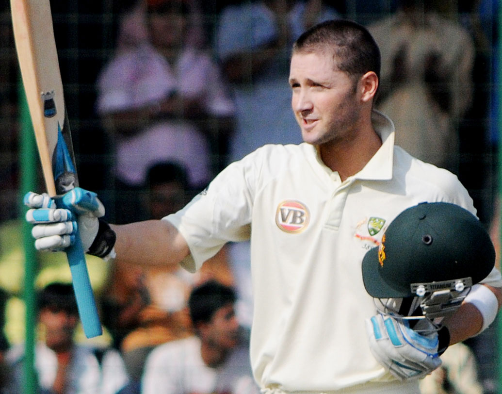 ভারতীয় ব্যাটসম্যানদের বিরুদ্ধে অজি পেসারদের আগুনে বোলিং‌য়ের চর্চা তো অনেক হয়। এরই ফাঁকে অস্ট্রেলীয় ব্যাটসম্যানদের কয়েকটি রেকর্ডও মনে রেখেছেন অনেকে। ভারতের বিপক্ষে টেস্টে অজিদের হয়ে সবচেয়ে বড় রান করেছেন তাঁদের প্রাক্তন অধিনায়ক মাইকেল ক্লার্ক। ২০১২-র সিরিজে সিডনিতে ৩২৯ রানের বিশাল স্কোর ছিল তাঁর।