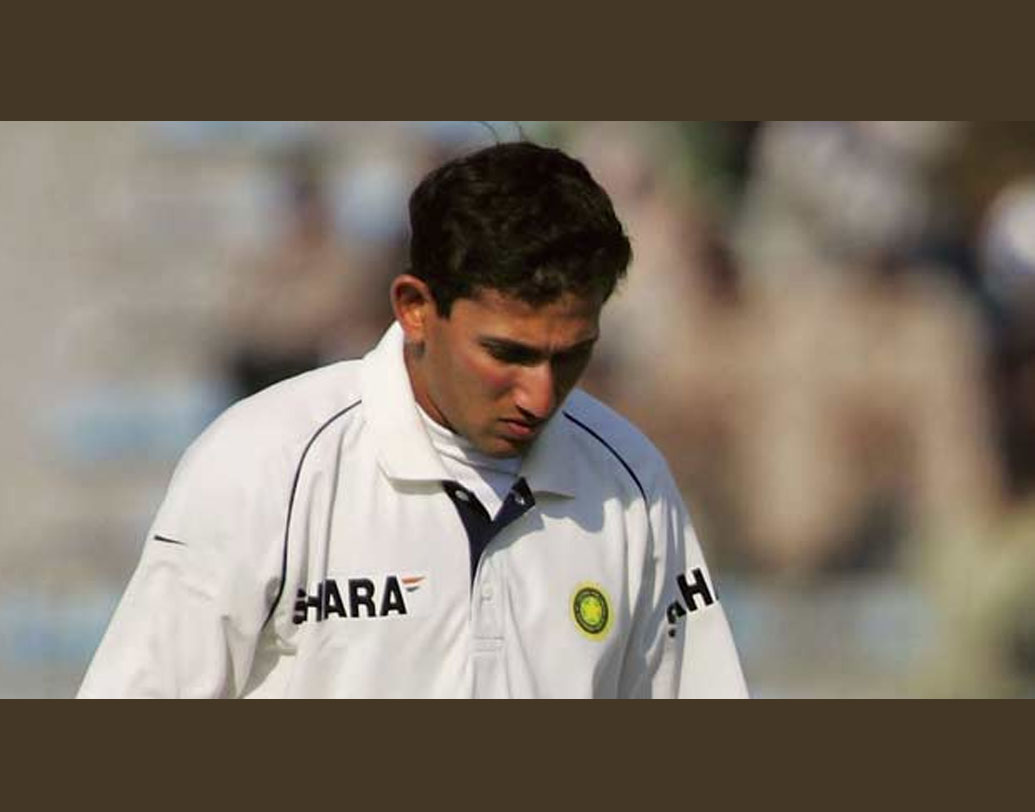 অস্ট্রেলীয় পেসারদের সামনে বহু বার তাসের ঘরের মতো ভেঙে পড়েছে ভারতীয় ডিফেন্স। তবে ক্রিকেট ফ্যানদের কাছে অজিত আগরকরের নামটা এক সময় চর্চায় ছিল। তাঁর বোলিংয়ের জন্য নয়। বরং টানা সাতটি ইনিংসে শূন্য রান করে ঘরে প্যাভিলিয়নে ফিরেছিলেন তিনি। ১৮টি ইনিংসে সব মিলিয়ে তাঁর ‘ডাক’-এর সংখ্যা ৮।