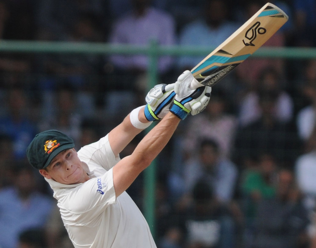 বল বিকৃতি কেলেঙ্কারির জেরে আসন্ন সিরিজে স্টিভ স্মিথ না থাকলেও তাঁর রেকর্ড রয়েছে। ভারতের বিপক্ষে এক সিরিজে অজিদের হয়ে সবচেয়ে বেশি রান তাঁর। ২০১৪-’১৫তে কোহালির রানের রেকর্ডের পাশাপাশি স্মিথ করেছিলেন ৮ ইনিংসে ৭৬৯ রান।