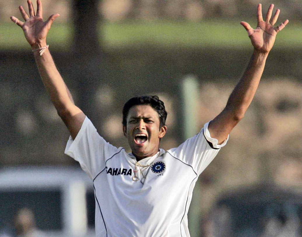 দেশের মাটিতে তো বটেই, বিদেশি পিচেও ভারতীয় বোলিং অ্যাটাকের বড় ভরসা ছিলেন অনিল কুম্বলে। অস্ট্রেলিয়ার বিপক্ষে টেস্টে সবচেয়ে বেশি উইকেটও শিকার করেছেন তিনি। ৩৮টি ইনিংসে মোট ১১১টি উইকেট তুলে নিয়েছেন কুম্বলে।