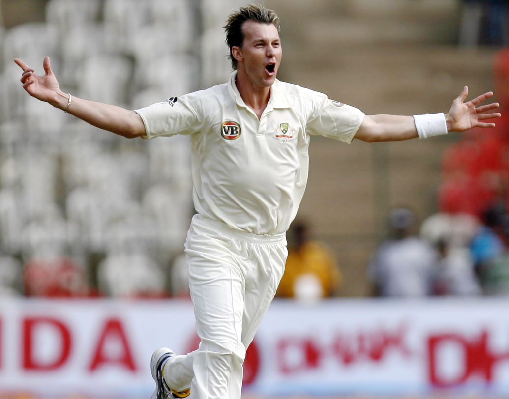 ভারতীয় স্পিন আর অজি পেসারদের লড়াইটা বরাবর এই দু’দেশের টেস্ট সিরিজটাই জমিয়ে দেয়। অনিল কুম্বলের স্পিনের ফাঁদে যেমন বহু অজি ব্যাটসম্যানই ধোঁকা খেয়েছেন। ঠিক তেমনই অস্ট্রেলিয়ার ব্রেট লি-র পেসের আগুনেও ঝলসে গিয়েছেন টিম ইন্ডিয়ার বহু বাঘা ব্যাটসম্যান। ভারতীয়দের বিপক্ষে ২৪টি টেস্ট ইনিংসে ৫৩ উইকেট নিয়েছেন লি।