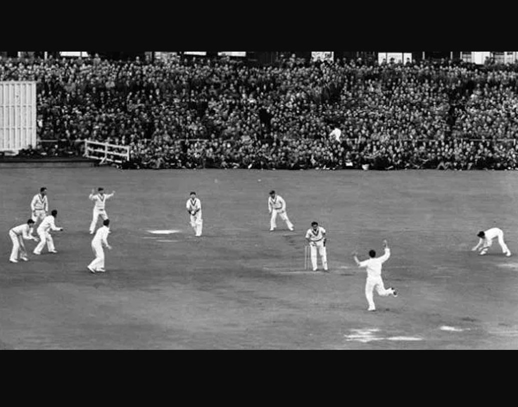 এক সময় বলা হত, ভারতীয় ক্রিকেটারেরা নাকি কাগুজে বাঘ। দেশের মাটিতে বিপক্ষকে স্পিনের ফাঁদে  নাস্তানাবুদ করলেও বিদেশে গিয়ে তাঁদের জারিজুরি ফেল হয়ে যায়। ১৯৪৭ সালেও এমনটা দেখা গিয়েছিল। অস্ট্রেলিয়ার বিপক্ষে অ্যাডিলেডে মাত্র ৫৮ রানেই অলআউট হয়েছিল ভারত। অজিদের বিপক্ষে টেস্টে সেটাই  সবচেয়ে কম রানের রেকর্ড ভারতের।