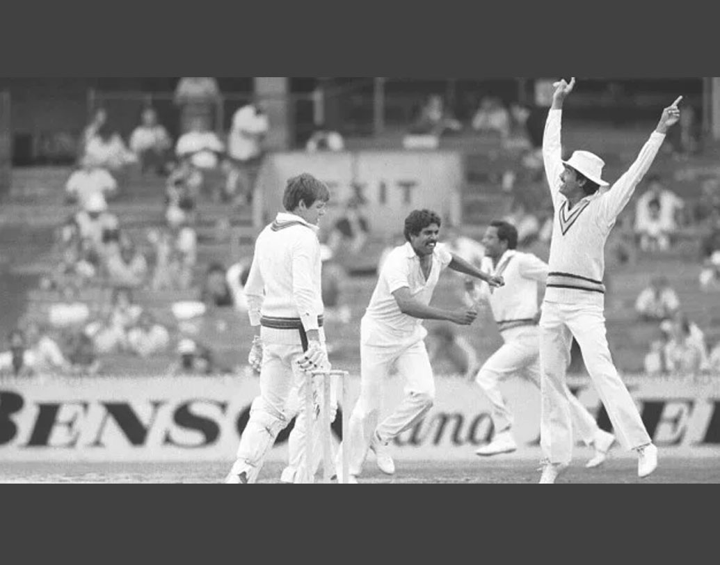 বিদেশের মাটিতে ভারতীয় ব্যাটসম্যানদের টেকনিক নিয়ে প্রশ্ন উঠলেও টেস্টে কম রানের রেকর্ড নিয়ে পিছিয়ে নেই অস্ট্রেলিয়াও। ১৯৮১-এ নিজেদের দেশে মেলবোর্নের পিচে মাত্র ৮১ রানে অলআউট হয়েছিলেন তারা। ভারতীয়দের বিপক্ষে টেস্টে এটিই হল অস্ট্রেলিয়ার সবচেয়ে কম রানের রেকর্ড।