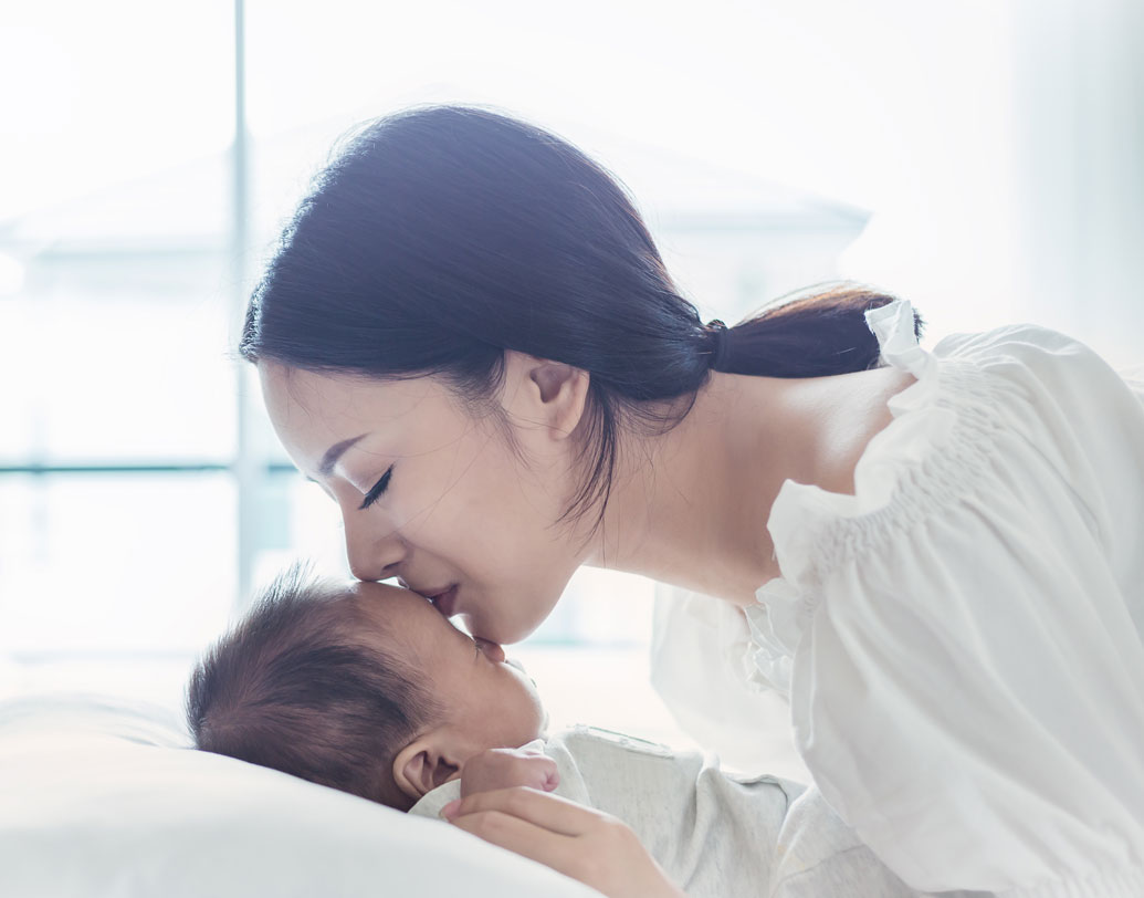 কী ভাবছেন, প্রতিবর্ত ক্রিয়ার ফলে চুমুর সময় আপনার চোখ বন্ধ হয়ে যায়? বিজ্ঞান কিন্তু তা বলছে না। গবেষকদের মতে, এই সময় মস্তিষ্কে ভাল লাগার অনুভব ছড়িয়ে পড়ে। মস্তিষ্ক একই সঙ্গে দু’টি কাজ ভাল করে করতে পারে না। তাই দর্শনেন্দ্রিয়র তুলনায় স্পর্শজনিত বিষয়কে গুরুত্ব দিয়ে চোখকে বন্ধ হয়ে যাওয়ার নির্দেশ পাঠায় মস্তিষ্ক।