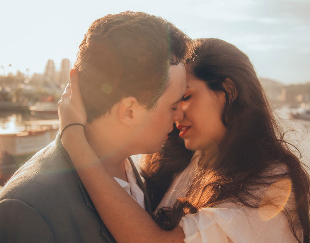 কিন্তু কেন এমন করে মস্তিষ্ক? লন্ডন ইউনিভার্সিটির মনোবিজ্ঞানীদের মতে, দৃষ্টিশক্তি ও বোধশক্তি অন্য দিকে ব্যস্ত থাকলে আমাদের সেন্সরি অর্গানরা আর কোনও ইন্দ্রিয়কে অত গুরুত্ব দেয় না। তাই চোখ খোলা থাকলে চুমু থেকে  সার্বিক আনন্দ মেলে না। জোর করে চুমু খেতে গেলে ঠিক তার উল্টো প্রতিক্রিয়া দেখায় মগজ।