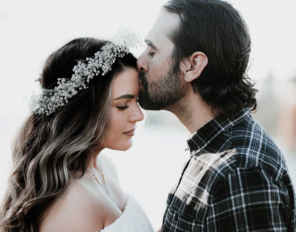 যে কোনও আনন্দদায়ক বিষয়কে উপভোগ করতে গেলে চোখের পেশীরা শিথিল হয়ে যায়। তাই ভাল গান শোনা বা সুস্বাদু রান্না চেখে দেখার সময়ও চুমু খাওয়ার সময়ের মতোই চোখ বন্ধ হয়ে আসে।