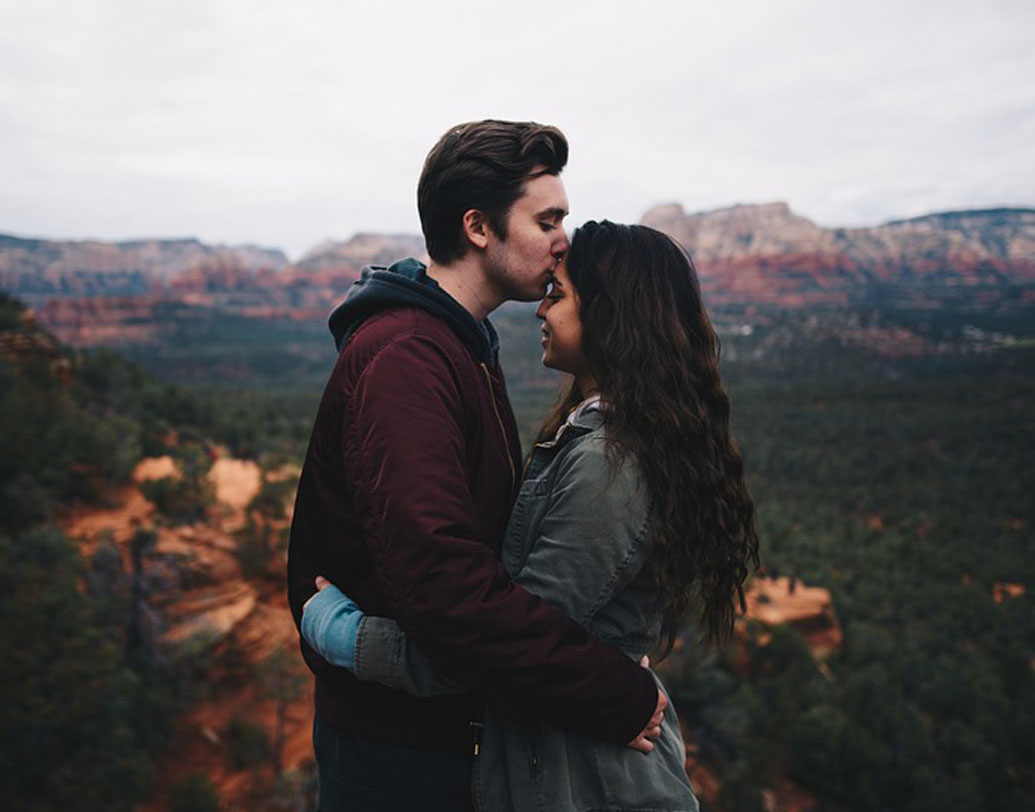 এ তো গেল জীববিদ্যার ব্যাখ্যা। মনোবিদ্যাও অবশ্য এর নেপথ্যে বেশ কিছু কারণকে দায়ী করেছে। মনোবিদদের মতে, চোখ বুজে চুমু খেলে উল্টো দিকের মানুষটার প্রতি আস্থা ও ভরসা প্রদর্শন করা হয়। পার্টনারের প্রতি সুসম্পর্ক থাকলে চুম্বনের সময় আমাদের মনে সেই ভাব আরও প্রকট হয়ে ওঠে। তাই চোখ বুজে যায় সহজে।