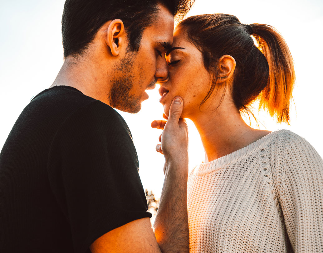 কোনও ভয় বা দুশ্চিন্তার সময় ভালবাসার প্রকাশ আমাদের হার্টকে অনেকটা মজবুত রাখে। নিজের মানুষের প্রতি আত্মসমর্পনের উপায় খুঁজতে থাকে মন। সেই সময় চুমুর ছোঁয়া পেলে হৃদগতি বাড়ে, যৌন উদ্দীপক হরমোন ক্ষরিত হয়। এতে নিজেকে উজাড় করে দেওয়ার বা সবটুকু আনুগত্য প্রকাশ করার ইচ্ছা থেকেই চোখ বন্ধ হয়ে যায়।