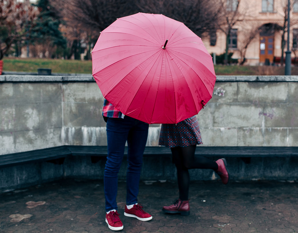 আরও এক মজার কারণ এর জন্য দায়ী বলে দাবি মনোবিদদের। তাঁদের মতে, পাবলিক প্লেসে হোক বা বন্ধ ঘরে— চুমু এতই ব্যক্তিগত বিষয় যে তা অন্য কারও সামনে প্রকাশ করতে নারাজ অনেকেই। তাই গোপনীয়তা বজায় রাখার টেনশন এতটাই গ্রাস করে যে, এমন সময় নিজেরাও চোখ বুজে ফেলি আমরা!