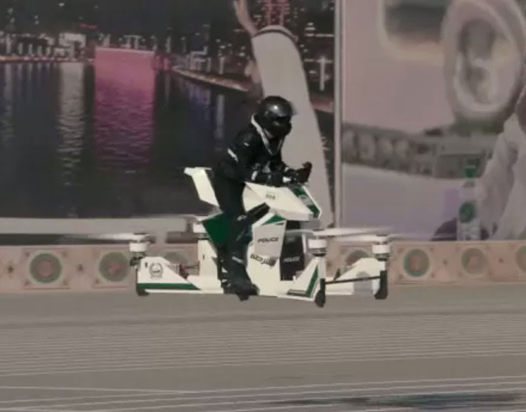 দুবাইয়ের পুলিশ এই হোভার মোটরবাইক ব্যবহার করছে অপরাধীদের পাকড়াও করতে।