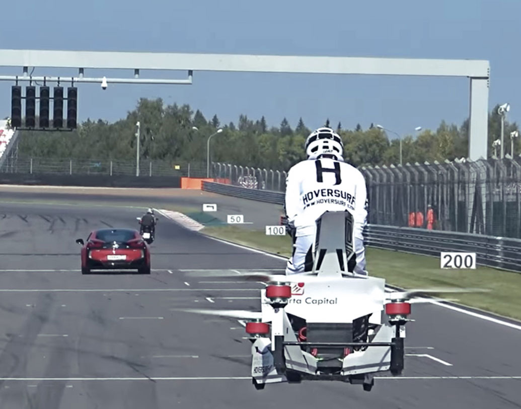 এই হোভারবাইক অনেকটা স্পিডার বাইক ধাঁচের, যা স্কাউট ট্রুপাররা ব্যবহার করেন। দুবাইয়ের রাস্তায় চক্কর খাবে এটি।