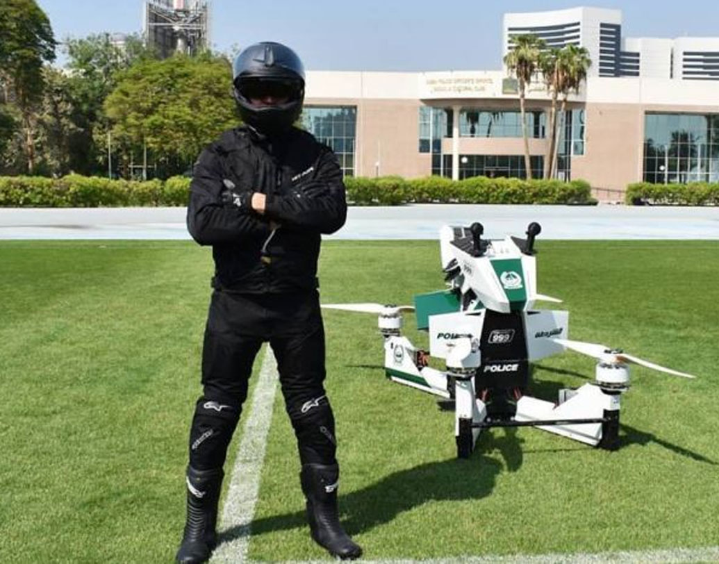 এই হোভারবাইক প্রতি চার্জে উড়ন্ত অবস্থায় ২৫ মিনিট চালানো যাবে। স্করপিয়ন নামের এই হোভারবাইক নানা জরুরি পরিস্থিতিতে টানা সাড়ে ছয় কিমি পর্যন্ত উড়তে পারে।