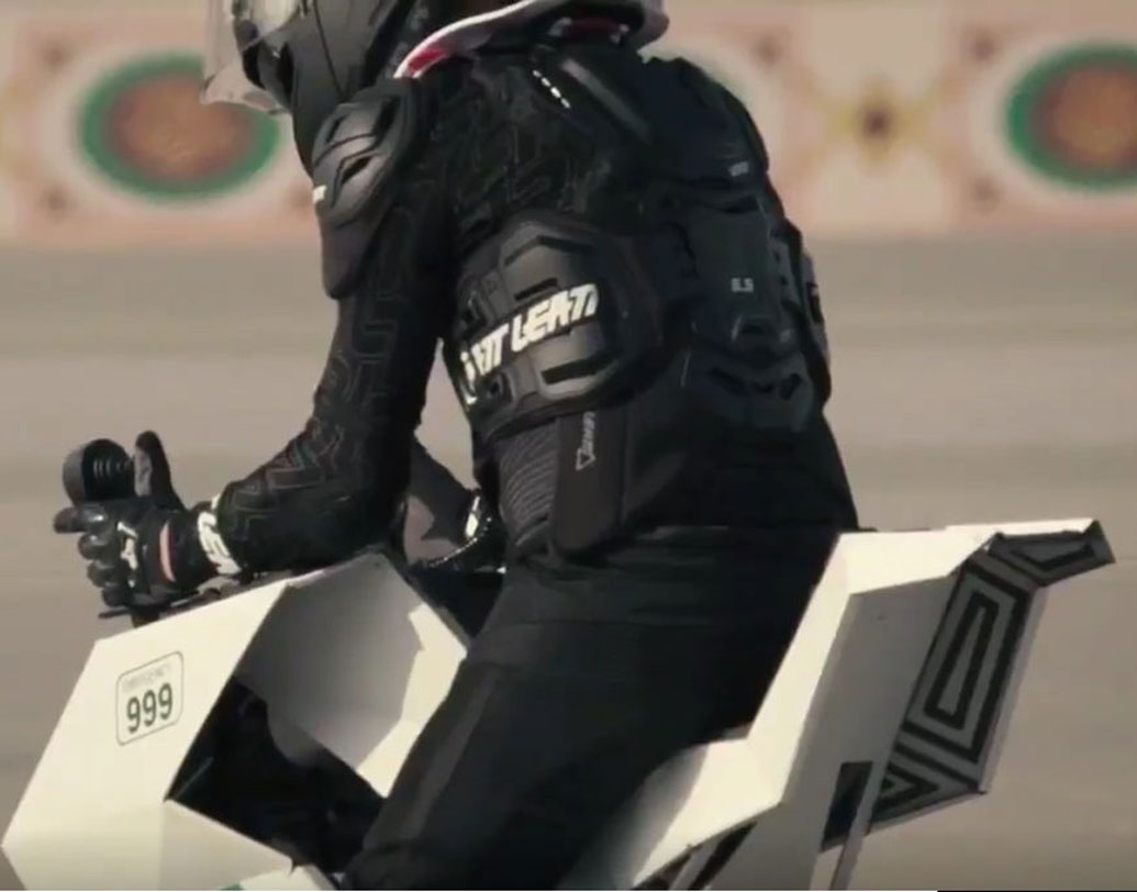 এর স্করপিয়ন মডেলের দাম এক কোটি টাকা। এ ছাড়াও অন্য একটি সংস্করণ কিনেছে দুবাই পুলিশ।