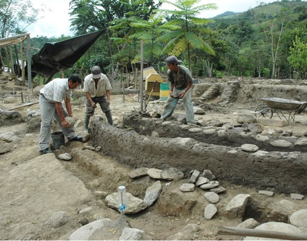 মায়ো-শিনশিপে সংস্কৃতিতে, আন্দিজের গ্রামের অধিবাসীরা প্রায় ৫৪৫০ বছর আগেই ক্যাকাও ব্যবহার করত। অর্থাৎ প্রায় ৫৪৫০ বছর আগেই ছিল চকোলেটের অস্তিত্ব।