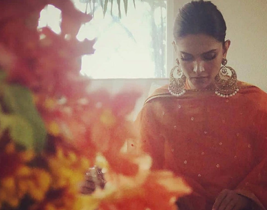 সেই সূ্ত্রেই মুম্বইয়ের একটি নামী গয়নার দোকানে গিয়েছিলেন দীপিকা। তাই নাকি আধ ঘণ্টা আগেই বন্ধ করে দেওয়া হয়েছিল দোকান।