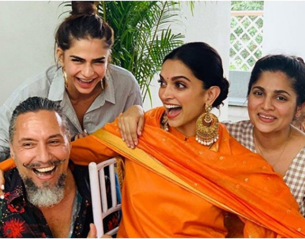 দীপিকা প্রাক-বিবাহ অনুষ্ঠানে একটি দুল পরেছিলেন। সেই দুলটির অভিনব নকশা নিয়েও কথা বলছেন সোশ্যাল মিডিয়া ব্যবহারকারীরা।