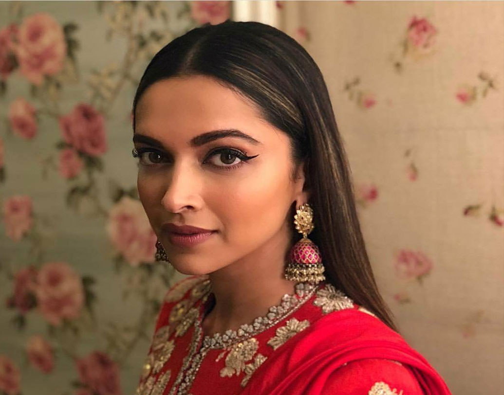 দীপিকা ভারী গয়না পছন্দ করেন, তাই অনেকেই মনে করছেন ঝুমকো রয়েছে দীপিকার কেনাকাটার তালিকায়।