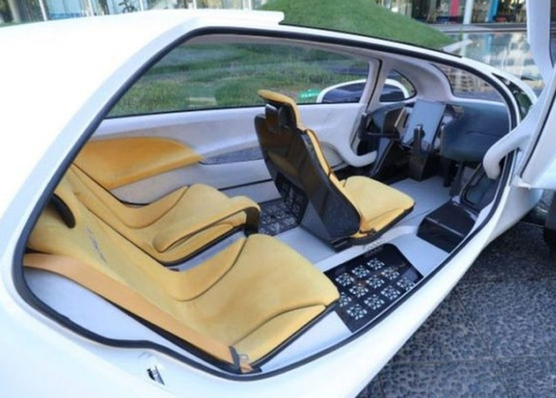 প্রায় পুরোটা প্লাস্টিকেরএই গাড়ি থ্রি সিটার।