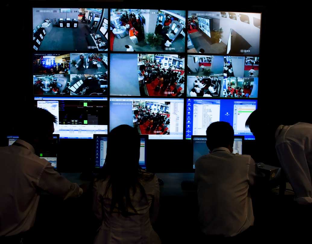 কিন্তু কে কেমন ব্যবহার করছেন কুকুরের প্রতি সেটা জানা যাবে কী ভাবে? আপাতত রাস্তার সিসিটিভি ও সোশ্যাল মিডিয়ায় দেখা ঘটনার উপর উপর নির্ভর করে এই পয়েন্ট দেবে স্থানীয় প্রশাসনের কমিটি। ২০২০ সালের মধ্যে এই নিয়ম আরও বিস্তৃত উপায়ে সারা দেশে ছড়িয়ে দেবেন তাঁরা। কী কী ব্যবহার মেনে চলতেই হবে দেখে নিন।