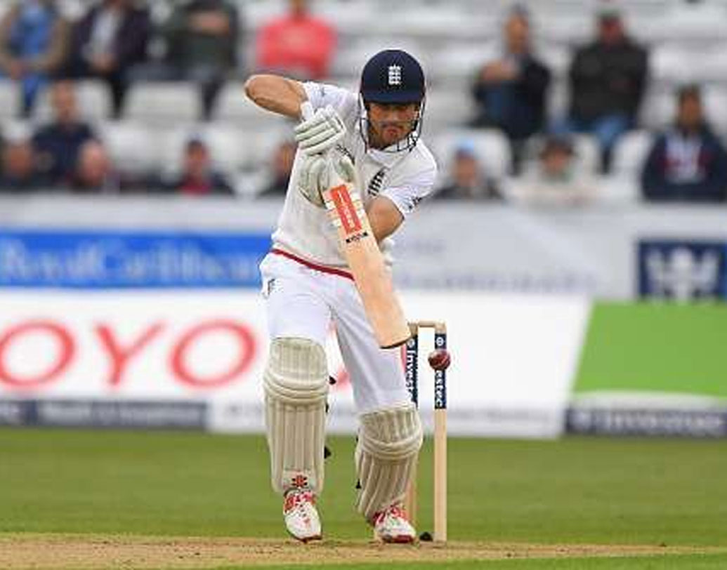 ২০১১ সালে ইংল্যান্ড সফরের কথা। একদিনের ক্রিকেটের প্রথম উইকেটটি তুলে নিলেন বিরাট। আউট করলেন অ্যালেস্টার কুককে। ৫০ রানে বিরাটের বলে বোল্ড হন কুক। সেই ম্যাচে সেঞ্চুরিও করেন বিরাট।