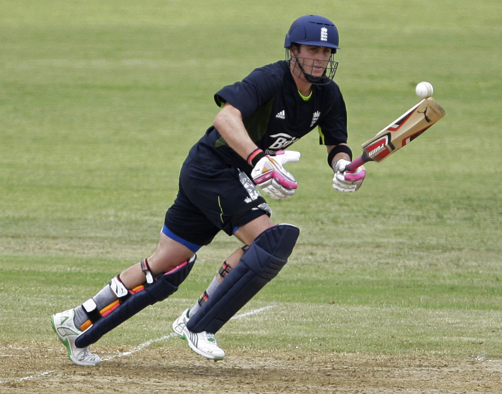 সেই বছর অক্টোবরে ইংল্যান্ডেরই ব্যাটসম্যান ক্রেগ কেইসোইটেরকে প্যাভিলিয়নে পাঠান তিনি। দেশের মাটিতে সেটি বিরাটের প্রথম উইকেট।