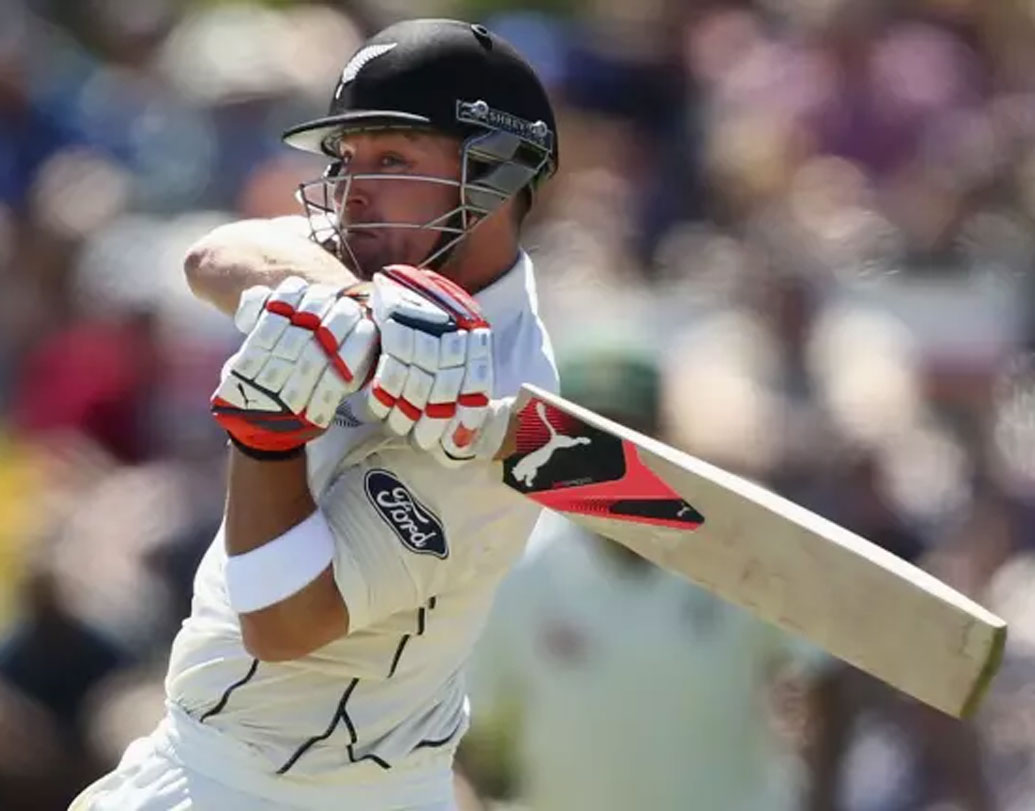 বিরাটের মিডিয়াম পেসের বোলিংয়ে সোজা ফিল্ডারের হাতে ক্যাচ তুলে দেন ম্যাকালাম। ওয়েলিংটনে বিরাটের বোলিং স্কোর ছিল ১/৩৬।