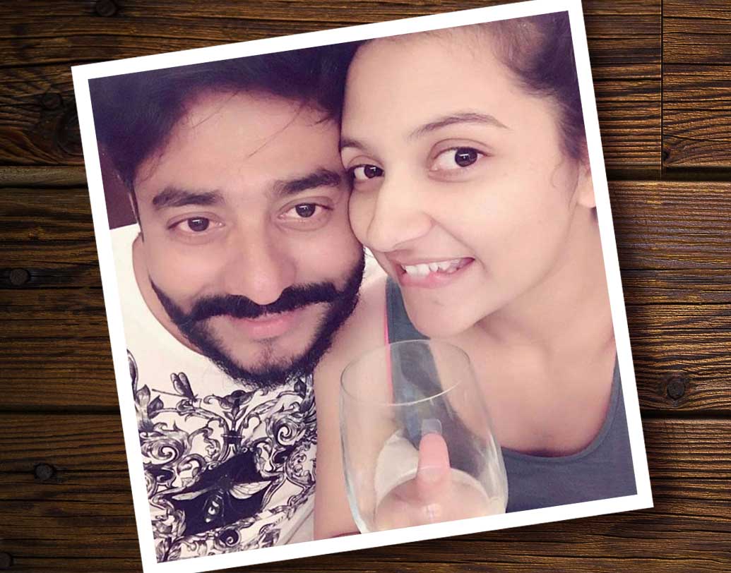 রাজের সঙ্গে ঘনিষ্ঠ একটি সেলফি পোস্ট করেছেন শুভশ্রী। একেবারে নো মেক আপ লুকস। দিব্যি লাগছে কিন্তু নায়িকাকে।