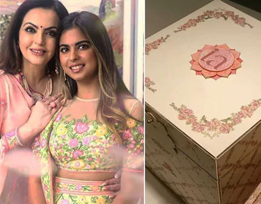 মনে করা হচ্ছে, চলতি বছরের সবচেয়ে দামি বিয়ে হতে চলেছে এটি। সেই বিয়ের কার্ডটি স্বাভাবিক ভাবেই অভিনব। একটা অভিনব নকশার বাক্স রয়েছে এতে। উপরে রয়েছে ঈশা অম্বানীর আদ্যক্ষর আই এ।