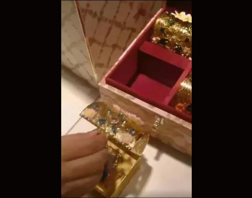 অসাধারণ কারুকার্যের এই কার্ড দেখে অম্বানীর রুচির প্রশংসাও করেছেন নেটিজেনরা।