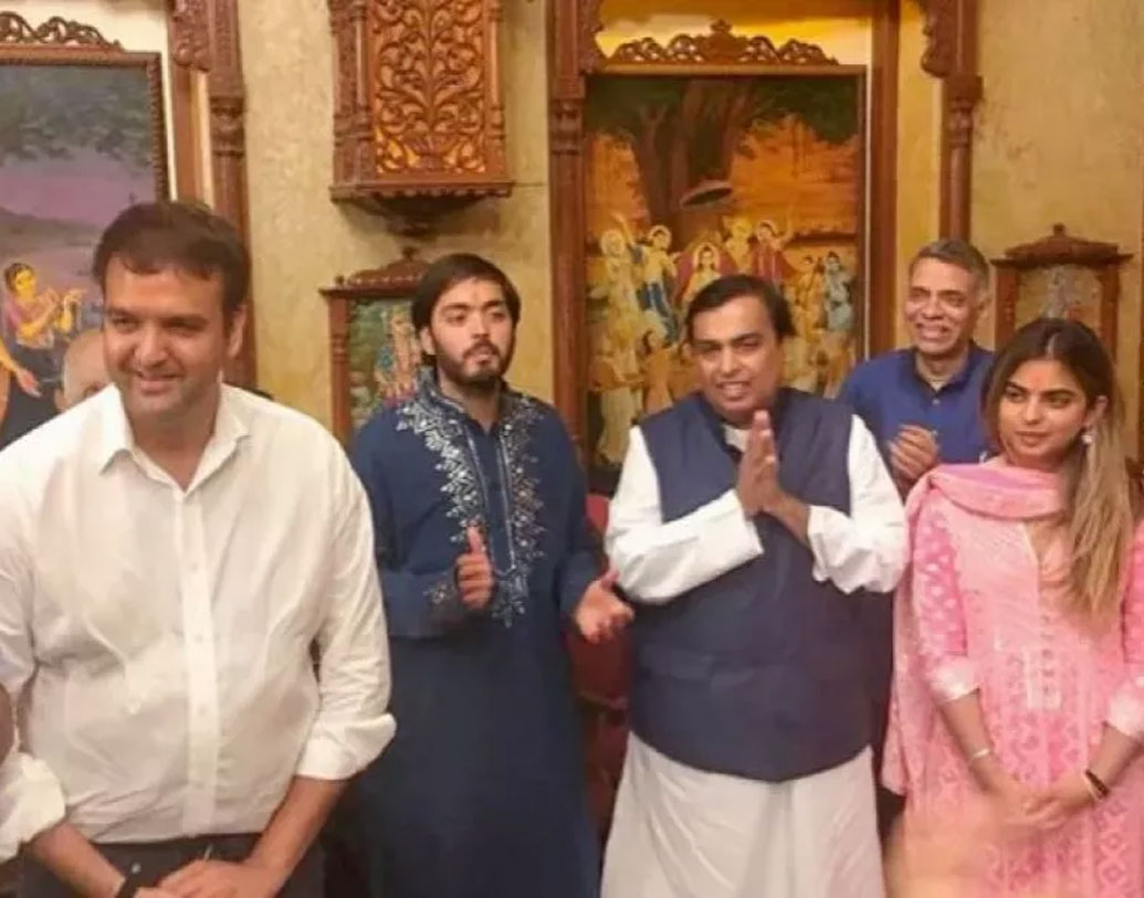 এই কার্ড দিয়ে প্রথমে তাঁরা প্রথা অনুযায়ী আমন্ত্রণ জানিয়েছেন সিদ্ধিদাতা গণেশকে।