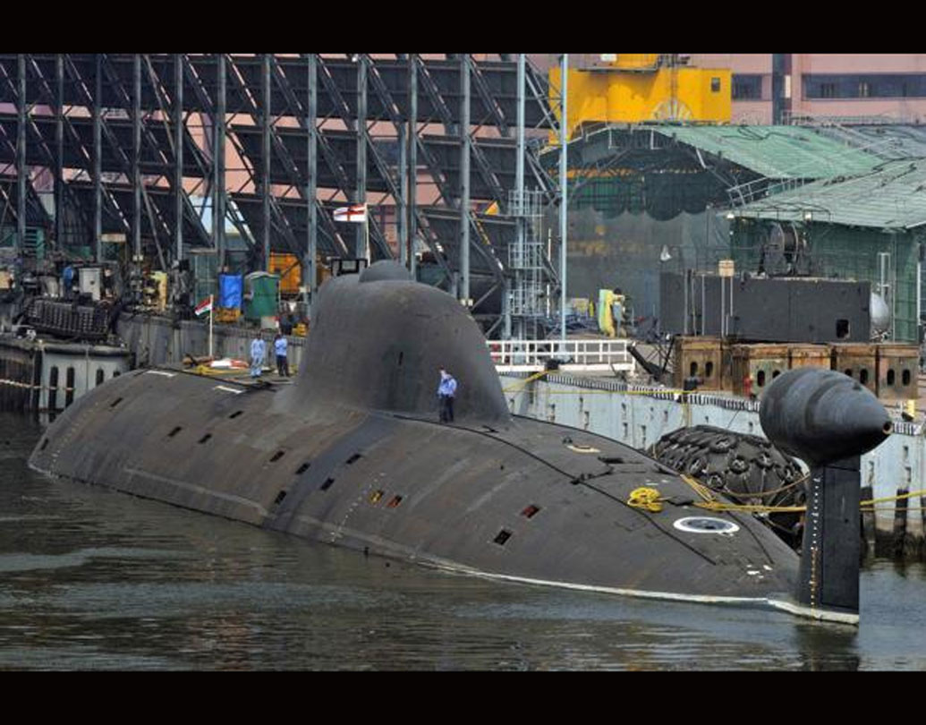 পরমাণু শক্তিচালিত ডুবোজাহাজগুলোর ইঞ্জিনের শব্দ অত্যন্ত কম। ফলে সমুদ্রের তলা দিয়ে খুব নীরবে হানা দিতে পারে এগুলি। প্রতিপক্ষের রাডারকে ফাঁকি দিতেও এই সাবমেরিনগুলি দক্ষ। তাই যুদ্ধকালীন পরিস্থিতিতে প্রতিপক্ষের ভূখণ্ডের কাছাকাছি গিয়ে কোথায় ঘাপটি মেরে অপেক্ষা করে এই সব ডুবোজাহাজ, তা বোঝা খুব কঠিন।