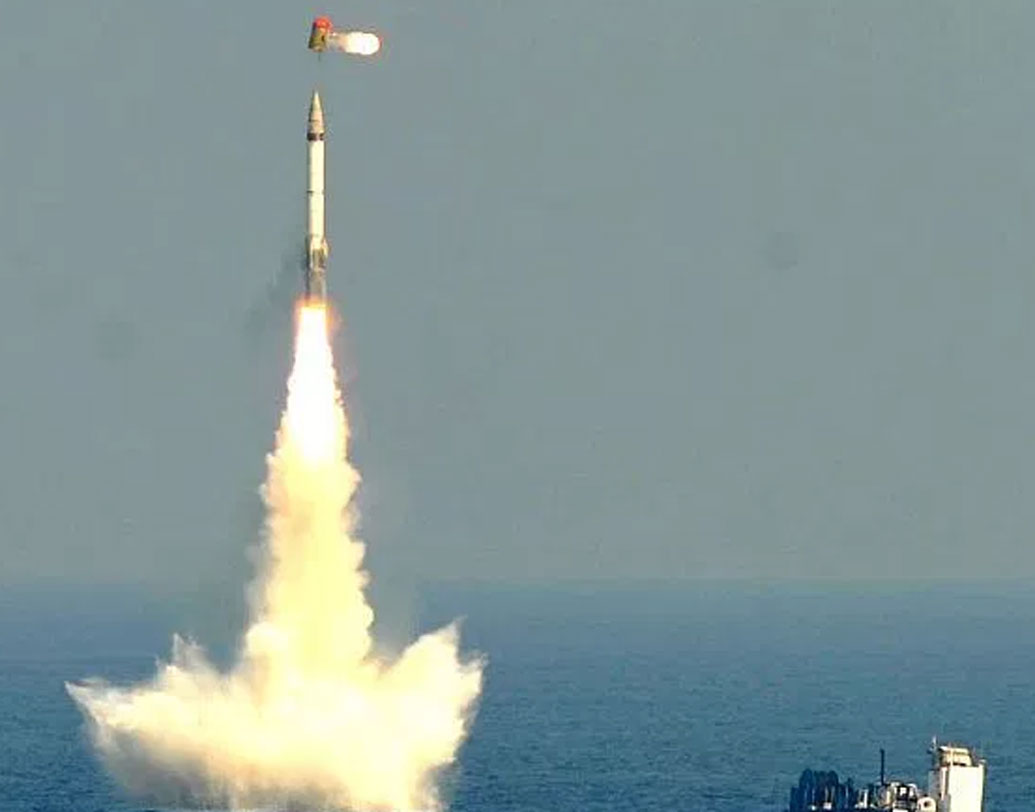 আইএনএস অরিহন্ত থেকে আপাতত দু’রকমের পরমাণু অস্ত্রবাহী ব্যালিস্টিক ক্ষেপণাস্ত্র ছোড়া যাবে। ‘সাগরিকা’ এবং ‘কে-৪’। সাগরিকা ৭৫০ কিলোমিটার দূরের লক্ষ্যবস্তুতে আঘাত হানতে পারে। আর কে-৪ ৩৫০০ কিলোমিটার উড়ে গিয়ে পরমাণু হামলা চালাতে পারে এটি। ফলে চিন বা পাকিস্তানের অধিকাংশ গুরুত্বপূর্ণ শহরকেই নিশানা করা যাবে।