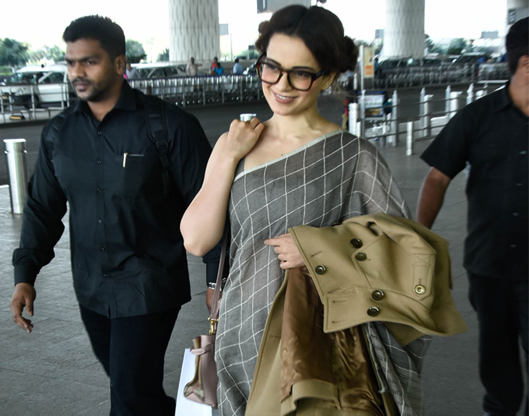 তবে শুধু এ বারই নয় আগেও কয়েক লক্ষ টাকার একটি শাড়ি পরে বিমানবন্দরে দেখা গিয়েছিল মণিকর্ণিকা নায়িকাকে।