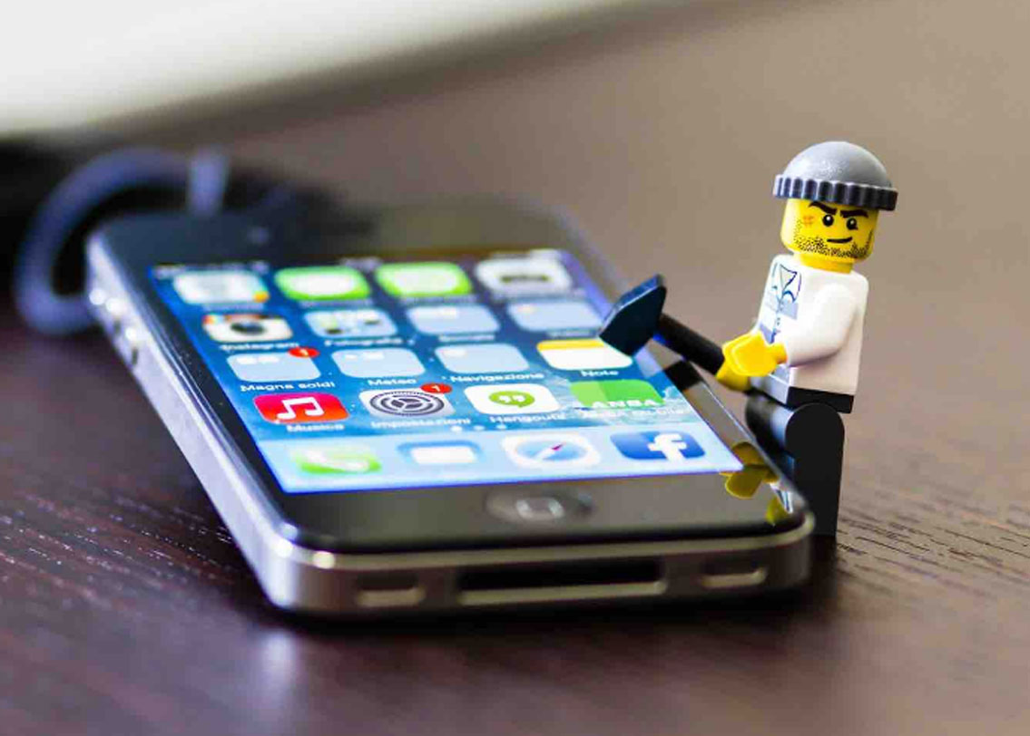 কারণ ফোনের ভিতরে আসলে এমন কোনও অ্যাপ্লিকেশন চলছে, যা হয়তো আপনার অজানা। আর সেই অ্যাপ্লিকেশনের মাধ্যমেই হতে পারে হ্যাকার হানা দিয়েছে আপনার ফোনে!