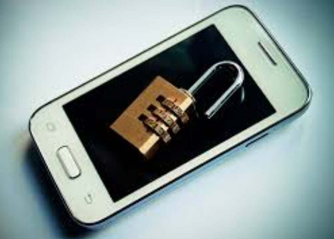 অনেকক্ষণ ধরে ফোনে কথা বললে হ্যান্ডসেট গরম হয়ে যাওয়া খুবই সাধারণ বিষয়। কিন্তু যদি উল্টোটা হয়? অর্থাৎ ফোন নিয়ে বিন্দুমাত্রও ঘাঁটাঘাঁটি করলেন না অথচ ফোন খুব গরম হয়ে গেল! এরকম যদি হয় তাহলেও কিন্তু সাবধান হয়ে যাওয়াই ভাল।