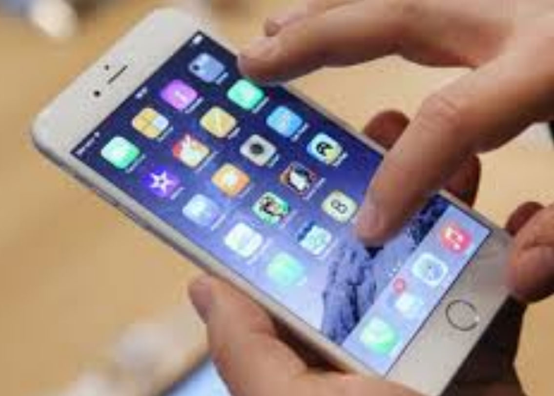 অনেক সময় এটাও দেখা যায়, কাজ করার সময় নিজে থেকেই ফোন বন্ধ হয়ে ফের চালু হয়। বা ধরুন, নিজে থেকেই কিছু নম্বর ডায়াল হয়ে যাচ্ছে বা কিছু অ্যাপ্লিকেশন নিজে থেকে খুলে যাচ্ছে। এগুলো যদি প্রায়ই আপনার ফোনে হতে থাকে, তাহলে আপনার ফোন হ্যাকড্‌ হওয়ার সম্ভাবনা অনেকটাই।