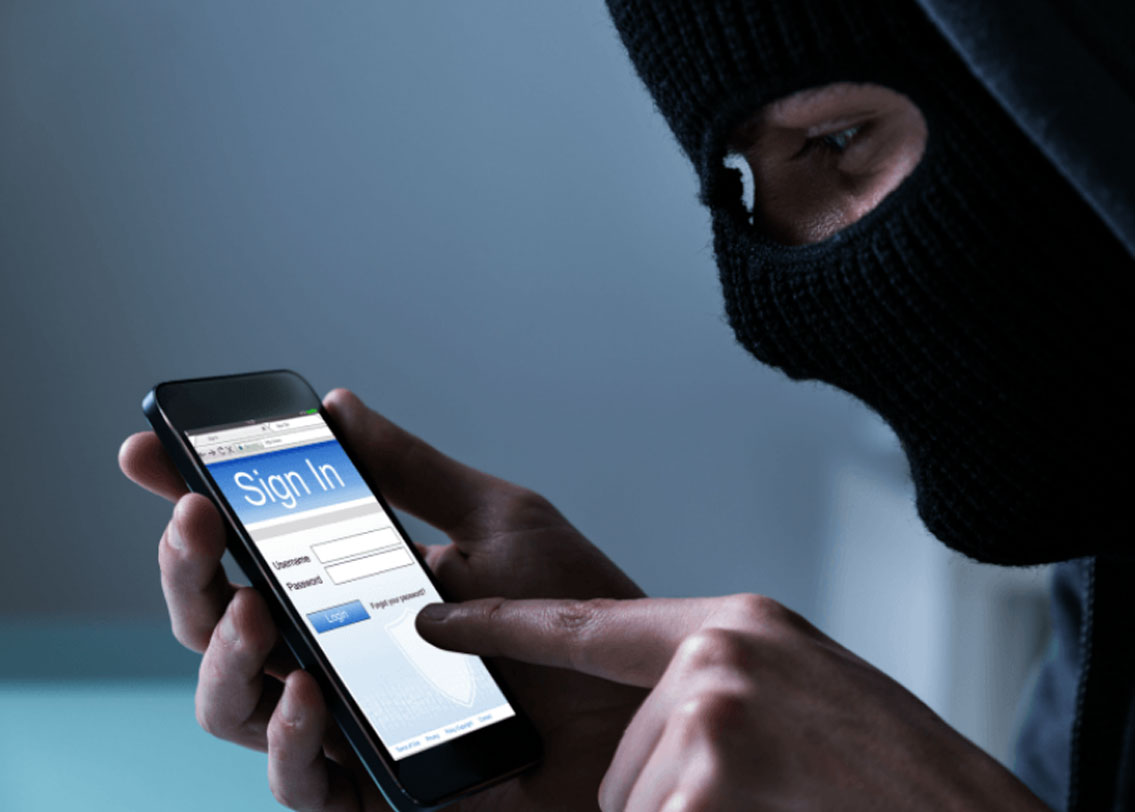 আবার অনেক সময় এটাও দেখা গিয়েছে, হ্যাক করা ফোন কিছুতেই সহজে বন্ধ করা যায় না। বন্ধ করতে গেলে অন্য কোনও অ্যাপ্লিকেশন খুলে যায়। ফোনের লাইট হঠাৎ করে বেড়ে যাওয়া, এগুলোও কিন্তু হ্যাক হওয়ার লক্ষণ।