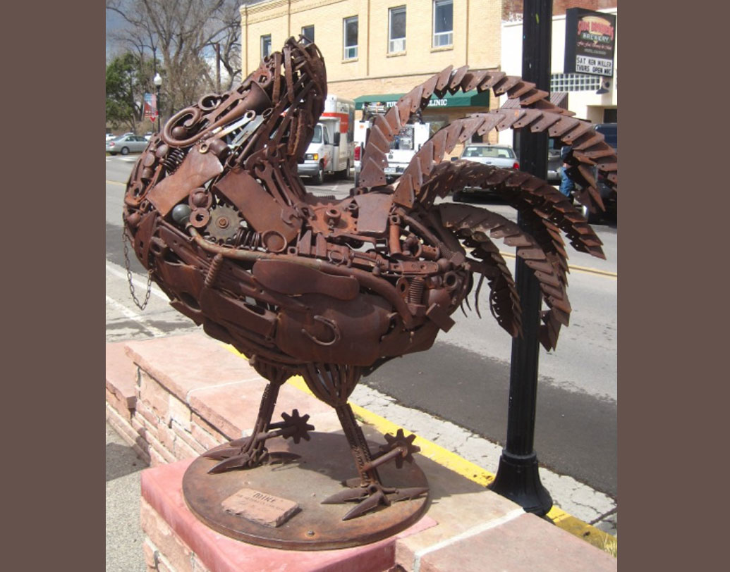 কলোরাডোর ফ্রুটা শহরে গেলে এখন মুণ্ডহীন মুরগির স্ট্যাচুর দেখা মেলে। মাইকের স্মৃতিতে প্রতি বছর মে মাসে পালন হয় ‘হেডলেস চিকেন ফেস্টিভ্যাল’। আর লোকমুখে ঘুরে বেড়ায় এই আশ্চর্য মুরগির গল্প।