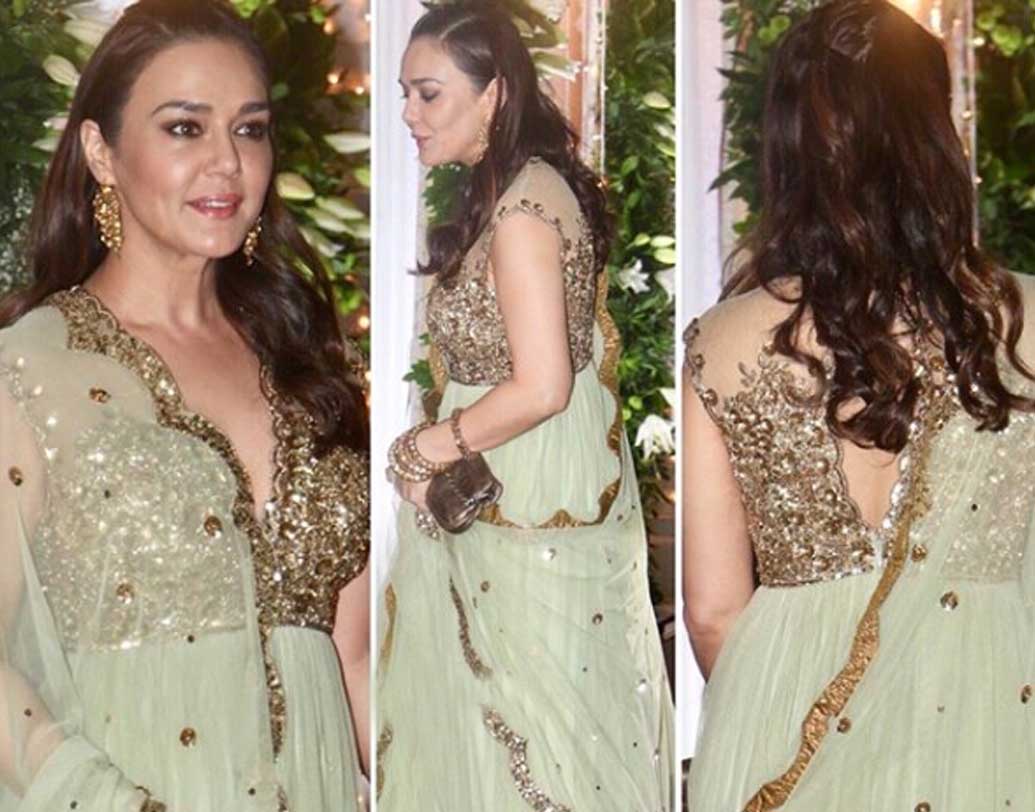 পেস্তা আর  সোনালি রঙে বাজিমাত করলেন প্রীতি জিন্টা।  নকশাদার পেস্তা আনারকালির মধ্যে সোনালি জরির কাজ তাঁর রূপকে বাড়িয়ে দিয়েছিল আরও কয়েক গুণ। আনারকলির লো নেকলাইনকে চোখে পড়াতেই আলাদা করে কোনও নেকপিস পরেননি তিনি। বরং হাতে ও কানে সোনার গয়নায় মুড়ে পার্টির অন্যতম সুন্দরী হয়ে রইলেন।