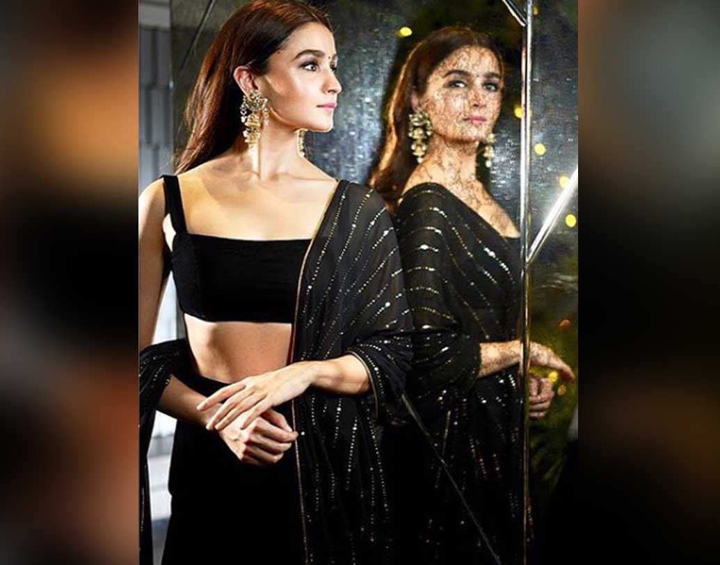 কর্ণ একা নন, দেওয়ালির পার্টিতে কালো রংকে আপন করে নিয়েছিলেন আলিয়া ভট্টও। শ্যামল ও ভূমিকা জুটির ডিজাইন করা মিশকালো লেহঙ্গার উপর সোনালি স্ট্রাইপ দেওয়া দোপাট্টায় অসাধারণ হয়ে উঠেছিলেন তিনি। কানে ছিল তিন থাকের সোনালি দুল। পার্টির এক ফাঁকে পোজ নিয়ে ছবিও তোলেন  কর্ণ জোহরের সঙ্গে।